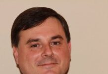 A Windsor Locks Mini-FM Is Sold By Gois Ivan Gois